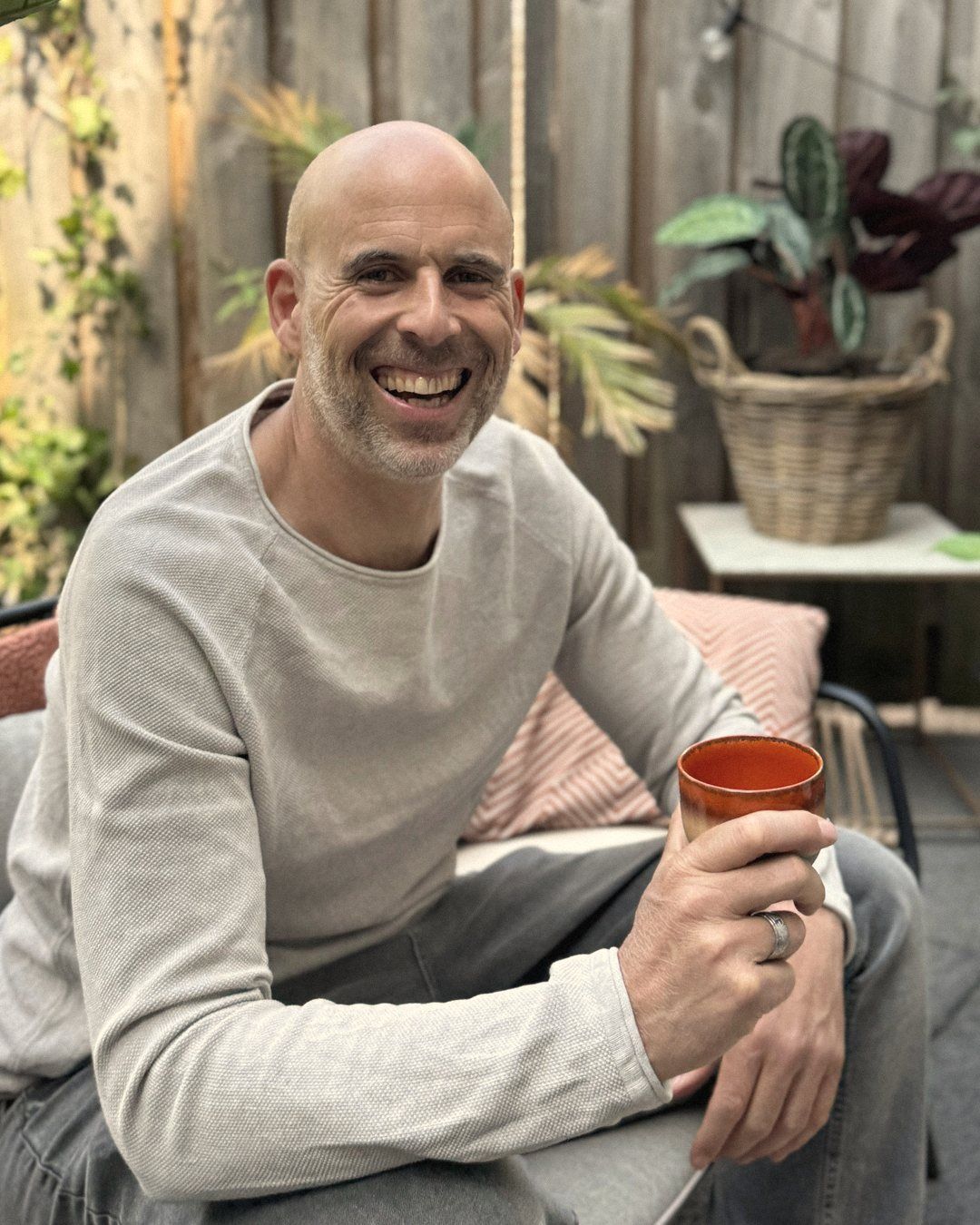Ivo Sillé, lachend in zijn tuin